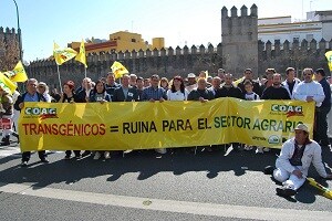 Miles de personas convocadas por Coag dicen ‘No’  a los transgénicos ante el Parlamento de Andalucía