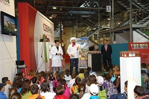 Más de 90 niños visitan el stand de Aproa en Expo Agro para aprender a comer sano