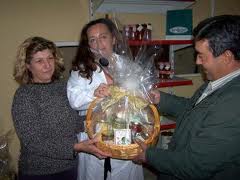 La cooperativa Agroláchar regala cestas de Navidad a las personas desahuciadas de Granada y provincia y  parados de 52 años