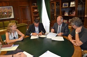 Diputación y Coexphal firman un convenio para promover la empleabilidad de los usuarios del Servicio Provincial de Drogodependencias en el sector hortofrutícola