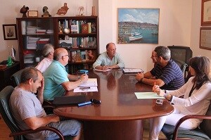 El alcalde de Adra se reúne con agricultores para analizar la campaña agrícola