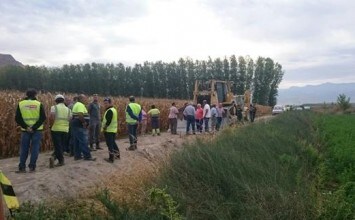 Cincuenta agricultores paran la obra de la GR-43