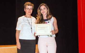 Ana María Huertas recibe el premio al proyecto Fin de Carrera que otorgan los ingenieros agrícolas de Almería