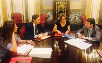 La ministra de Agricultura estudia medidas para garantizar el agua de riego en Almería