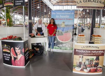 Caparrós celebra el Día Internacional de la sandía degustando su producto Premium