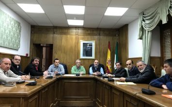 El delegado de Agricultura  da a conocer al alcalde de Dalías las ayudas de la Junta dentro del Plan de Desarrollo Rural 2014-20