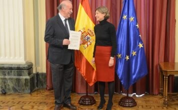 Isabel García Tejerina preside la entrega a Vicente del Bosque del nombramiento de Embajador Solidario del programa ‘El Aceite de la Vida’