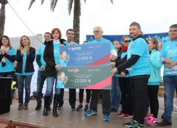 Grupo Agroponiente entrega su cheque de colaboración a la Asociación Altea Autismo en el marco de la Carrera Azul