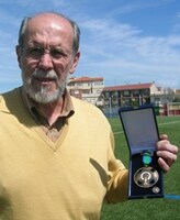 Miguel Ángel muestra la medalla concedida. /A. A.