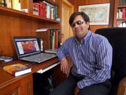 José Soto, junto al ordenador en el que ha escrito 