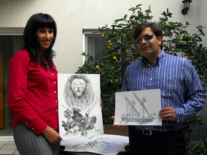 Adela Calvo y José Soto muestran algunas de las ilustraciones