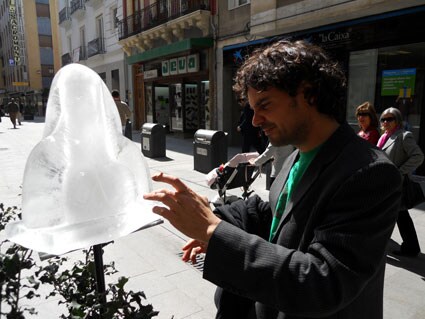 El alumno de primer curso del Ciclo de Artes Aplicadas a la Escultura en la calle Alhóndiga