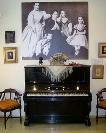 El primer piano de Isaac en el Museu Albeniz de Camprodon (Gerona)