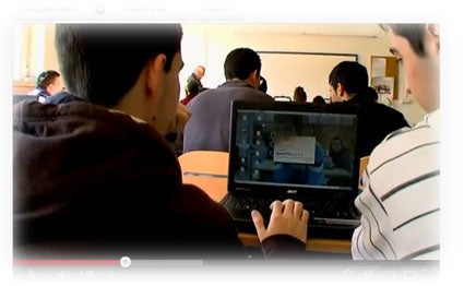 Imagen tomada del vídeo promocional en el que se muestra el uso de las TIC por parte de docentes y alumnado Imagen tomada del vídeo promocional en el que se muestra el uso de las TIC por parte de docentes y alumnado