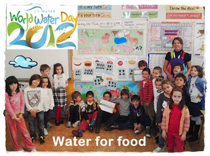 La maestra con un grupo de alumnos en la celebración del Día Mundial del Agua La maestra con un grupo de alumnos en la celebración del Día Mundial del Agua