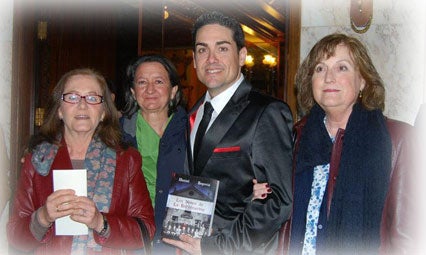 Varias lectoras se hacen una foto con Daniel Segovia Varias lectoras se hacen una foto con Daniel Segovia