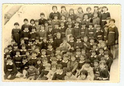 De cuando los colegios estaban separados por sexos. Grupo escolar femenino de Játar (Granada). Maestra Doña Antonia, hacia 1958