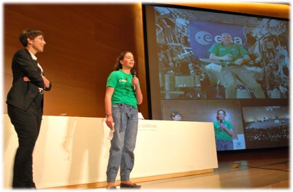 Carolina Márquez, del IES Alhama, formula la primera pregunta Carolina Márquez, del IES Alhama, formula la primera pregunta