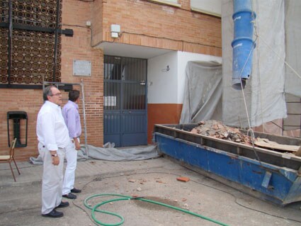 El alcalde de Armilla y el concejal de mantenimiento observan el desarrollo de las obras del colegio Julio Rodríguez