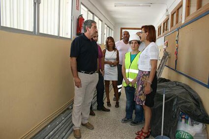 La Delegada de Educación visita uno de los centros reformados en la comarca de Guadix con el Plan OLA