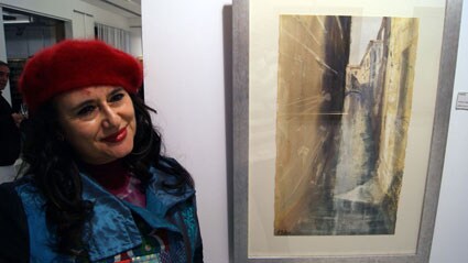 La pintora María Gallego, junto a uno de sus cuadros 