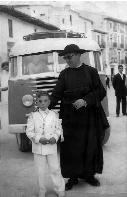 El párroco José María, con su sobrino. (Castril, 1956)