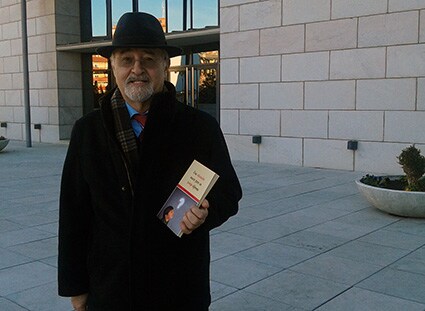Juan Santaella con un ejemplar de su libro/A.A.