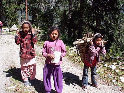 Tres niñas nepalíes fotografiadas por Gloria Osuna