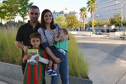 Odile Fernnandez, junto a su marido y sus dos hijos, la tercera viene de camino/A.A. 