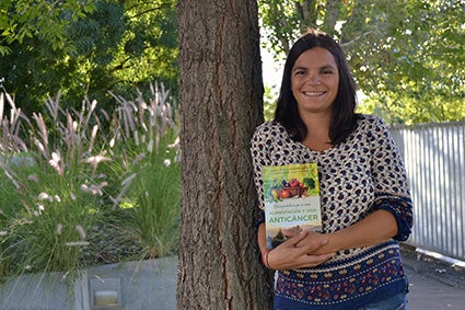 Odile fernández posa con su tercer libro/A.A. 