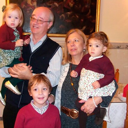 El autor del artículo con su esposa y nietos