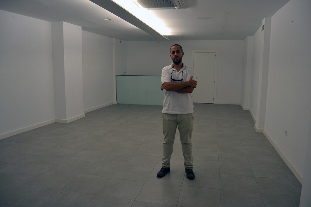 Alberto López, director de Milenium Gallery en la sala completamente vacía 09/09/2016 FOTO: ANTONIO ARENAS