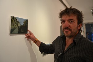Eduardo Roca junto a un cuadro de pequeño formato dedicado a la Carrera del Darro FOTO: A. ARENAS