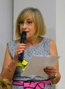 Mª Isabel Valverde  lee su poema dedicado a la memoria de Visi/A.A.