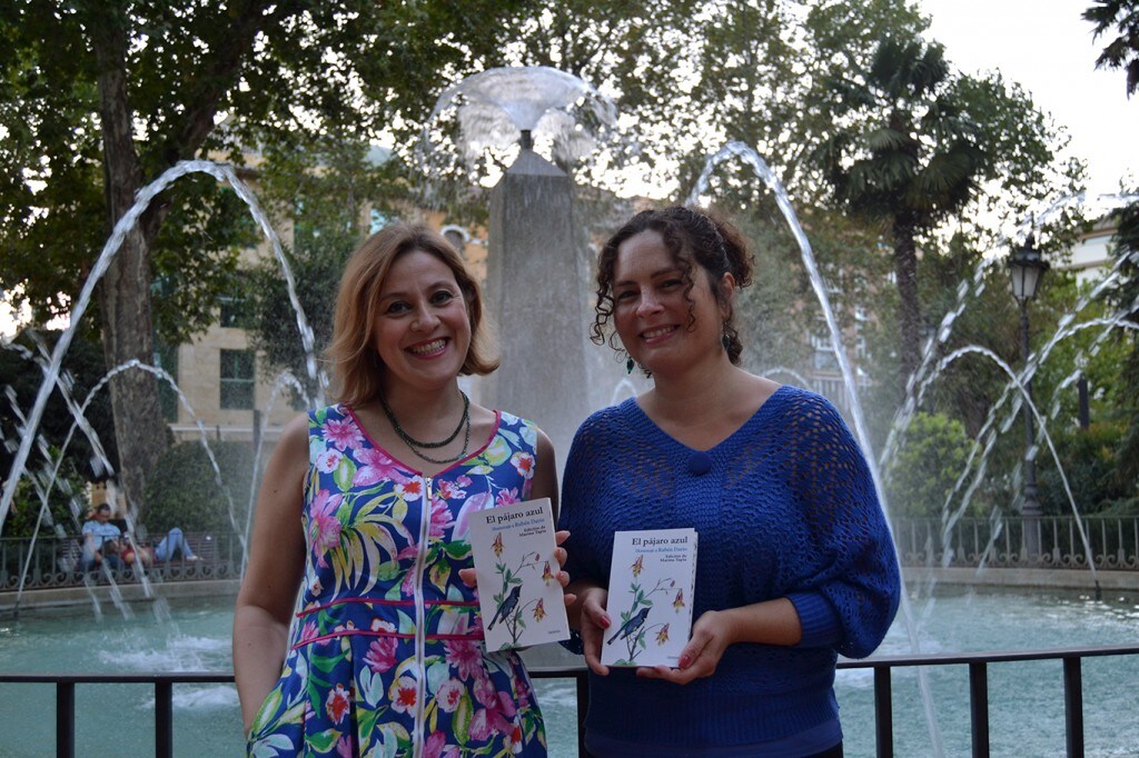 Ana Morillas (editora de Artificios) y Marina Tapia (coordinadora) del libro-homenaje a Rubén Darío, 'El pájaro azul' / A. ARENAS