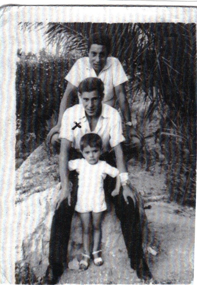 En esta foto de los años 50, el autor aparece con su tío Luis Medina y su primo Antonio, hijo de su tío Pepe Cervilla./ Cedida por el autor