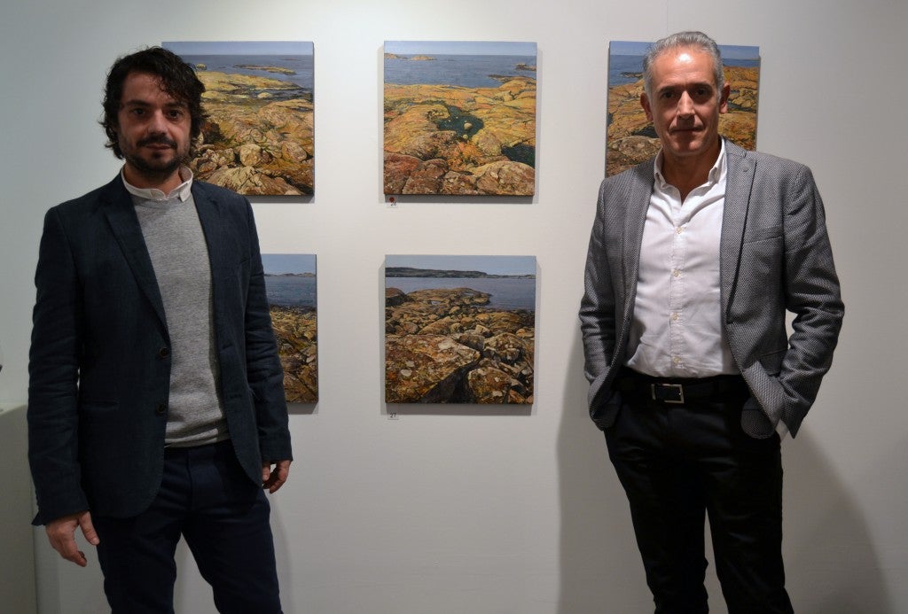 Francisco Carreño y Ceferino Navarro junto a varias de las obras expuestas/A. ARENAS