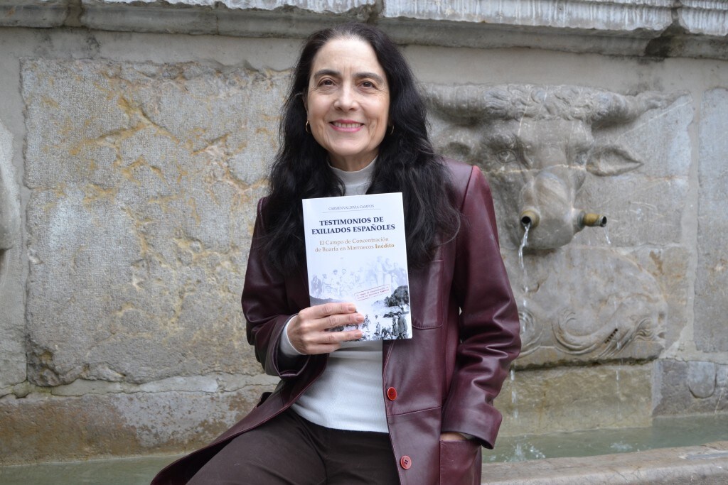 Carmen Valdivia con un ejemplar de su libro, en el Pilar del Toro/A. ARENAS