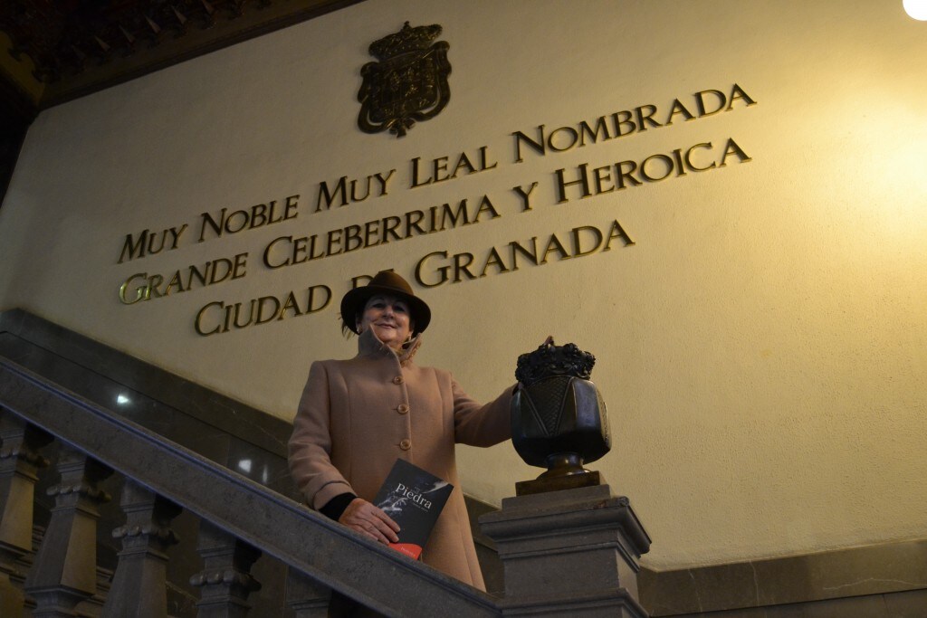 Teresa Ariza en las escaleras del Ayuntamiento de Granada/ A. ARENAS