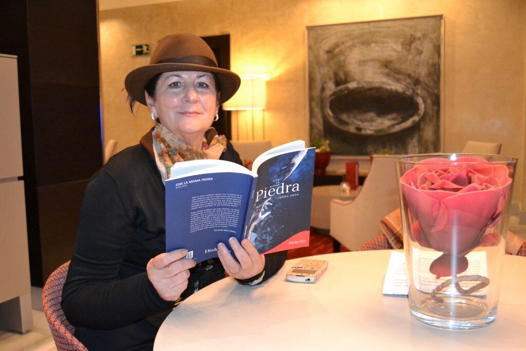 La autora con un ejemplar de su libro/A. ARENAS