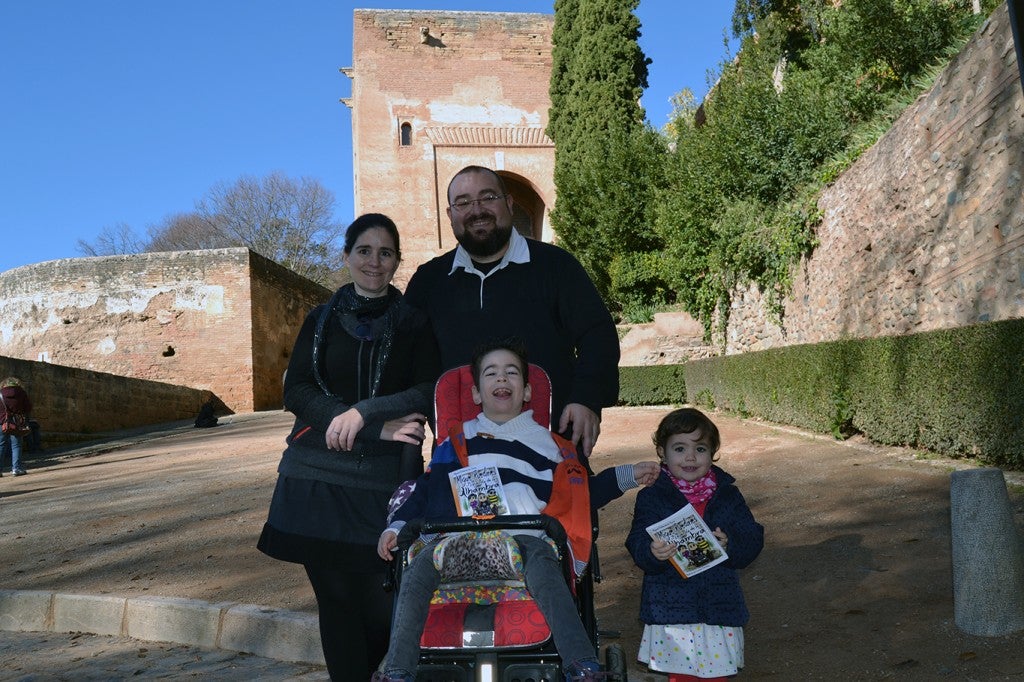 Miguel Echeverraría, autor de 'Migue Ruedines y la Leyenda de la Alhambra' en la Puerta de la Justicia con su familia 10/12/2016 FOTO: ANTONIO ARENAS