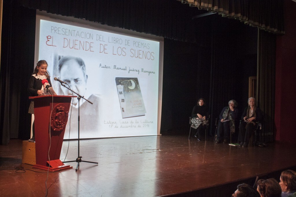 Una de las sobrinas de Manuel Juárez durante la presentación del poemario en Estepa. 