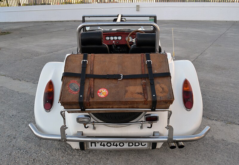 Parte posterior y maleta sobre la rueda de repuesto ::A. ARENAS