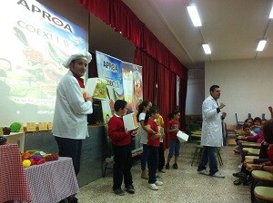 230 escolares degustan las primeras sandías y melones de la primavera gracias a APROA