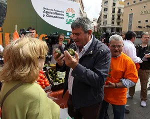 UPA reparte 20.000 kilos de alimentos en Madrid para exigir cambios en la Ley de la Cadena Alimentaria