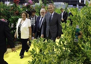 Arias Cañete: “El sector de la flor cortada y las plantas ornamentales debe ser más internacional para crecer en el mercado exterior”