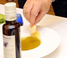 El aceite de oliva es el emblema de España, según la ministra
