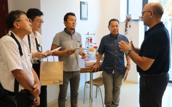 Productores y empresarios japoneses visitan el CUAM para conocer su labor de investigación y contribución a la calidad de la producción