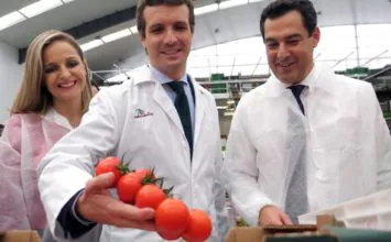 Moreno promete crear un centro de investigación agroindustrial en Almería para reconocer su liderazgo en el sector