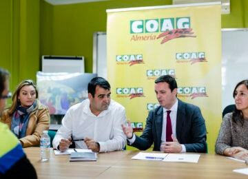 El presidente de la Diputación visita Coag Almería para conocer la situación del sector en la provincia